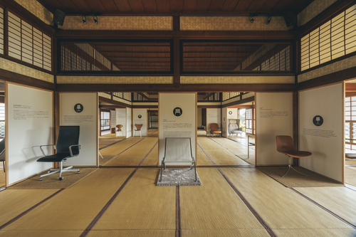 大広間とチェア