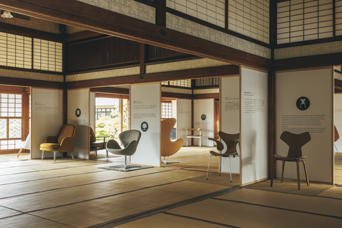 大広間とチェア