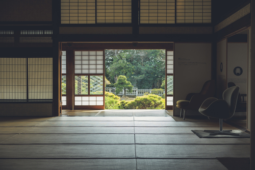 大広間とチェア